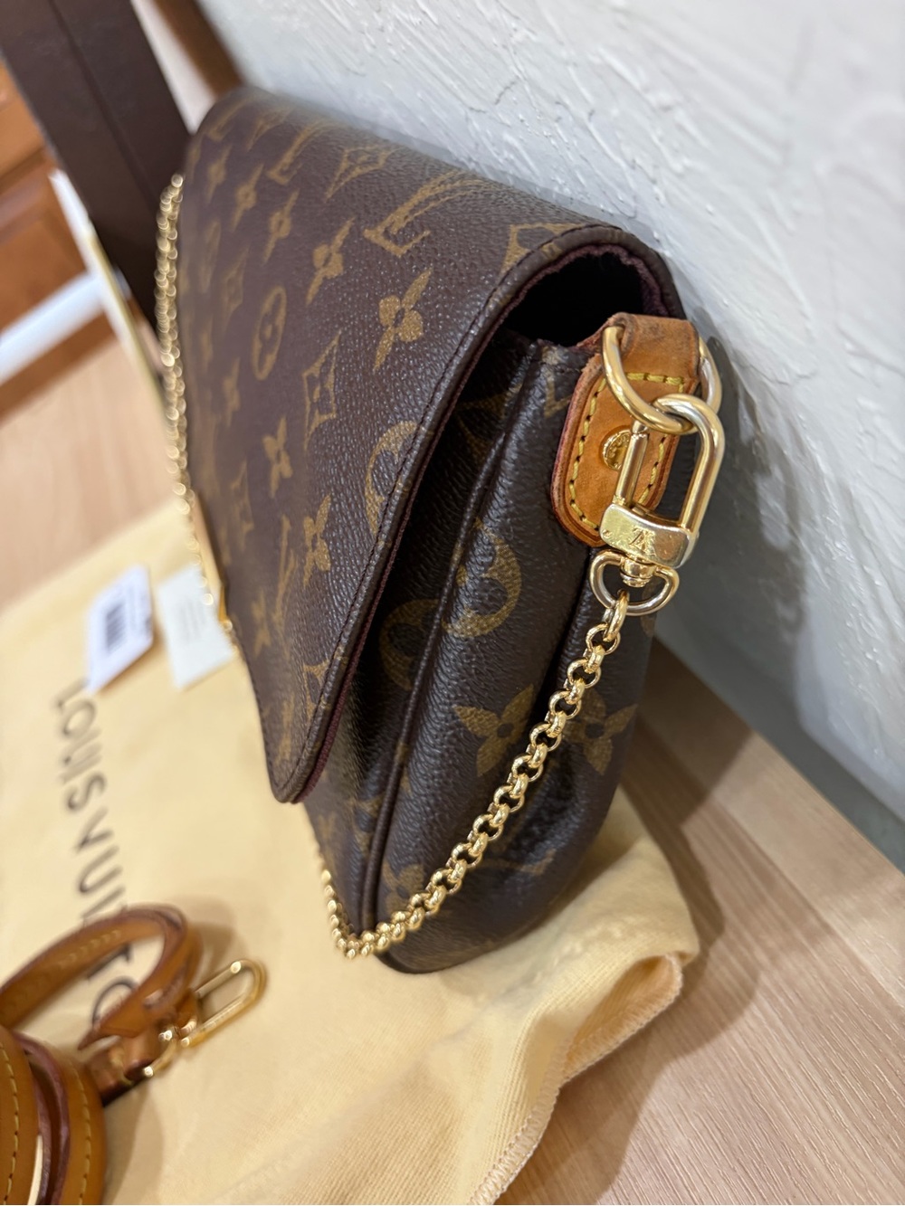 Louis Vuitton Brown Monogram Crossbody Bag with Gold Chain - Picture 4 of 10
